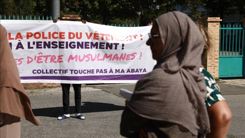 فرانس کی سپریم کورٹ نے اسکولوں میں مسلم عبایہ کے لباس پر پابندی کے خلاف اپیل مسترد کر دی۔