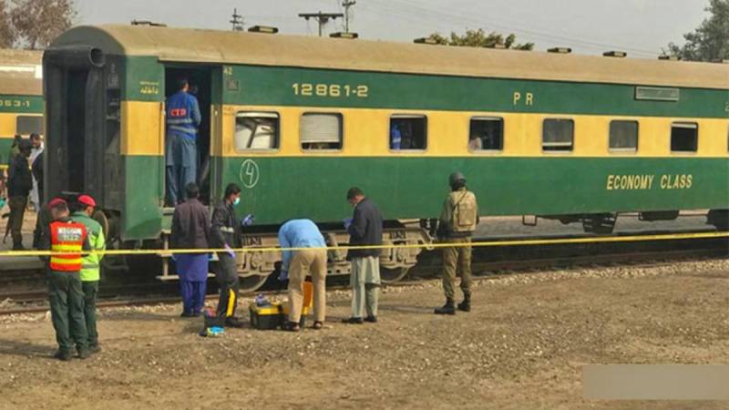 Bomb found in train at Karachi Cantt Station diffused