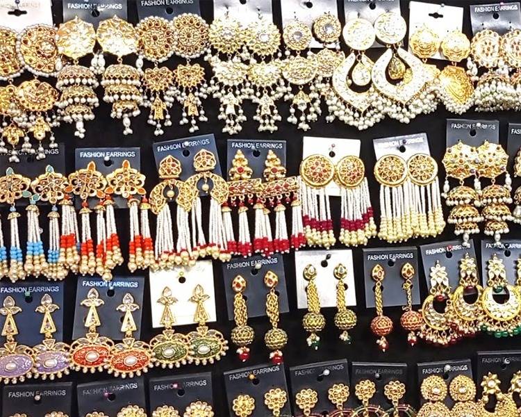Chinese fabric, artificial jewelry make fast inroads into Pakistan’s 