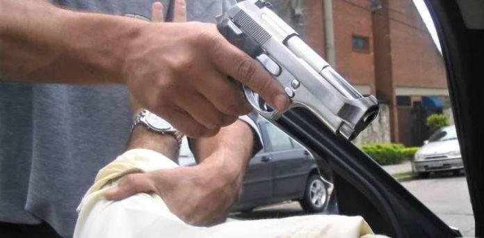 Policeman robbed at gunpoint in Karachi’s Steel Town