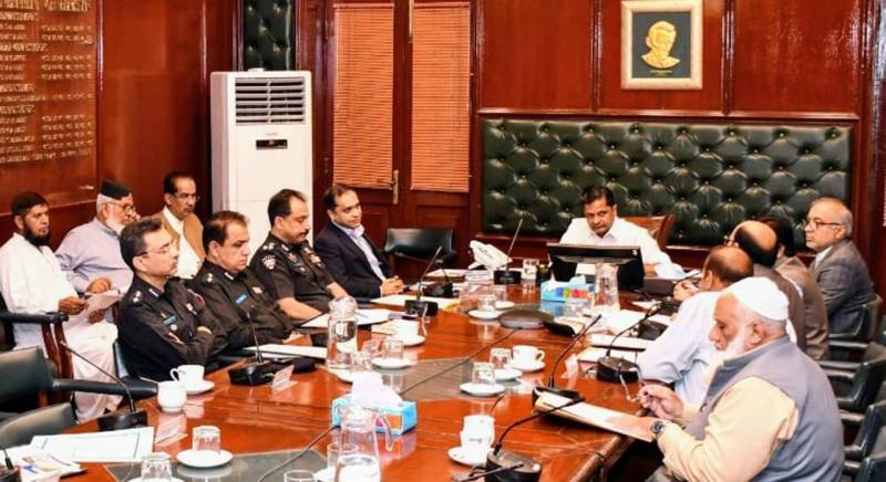 Commissioner Karachi chairs meeting on transport issues; order crackdown on illegal rickshaws & defunct buses