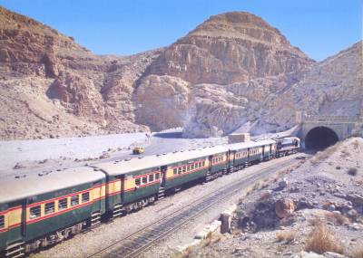Quetta: Car crashes into an oil train