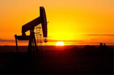 Oil gains on US crude drawdown, easing of tension in US-China spat