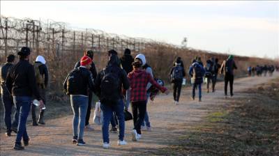 Migrants flock to Turkey's border to cross to Europe