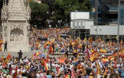 Thousands protest in Madrid against pardoning jailed Catalan leaders