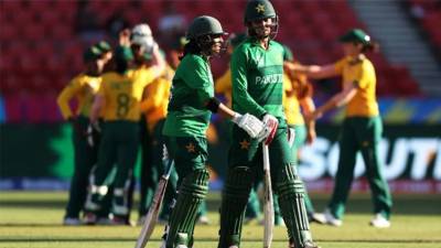 Loss leaves Pakistan on brink at World Cup