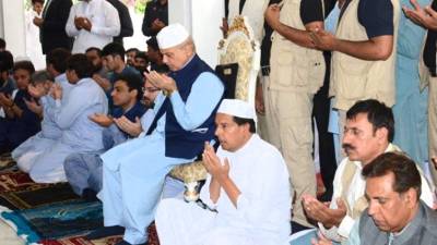 PM, CM Punjab offer Eid prayers at Jati Umra