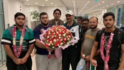 Gold medalist Nooh Butt receives heroic welcome on return to Pakistan