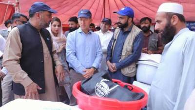 British High Commissioner visits flood relief camp in Nowshera