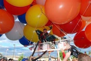 US man makes balloon chair trip