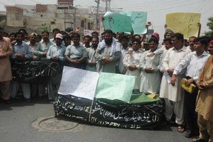 PTCL workers continue protest