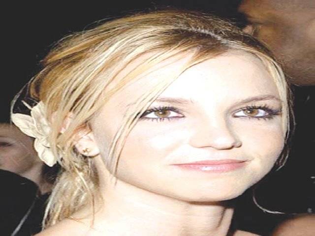 Britney breaks silence on lip-synch row