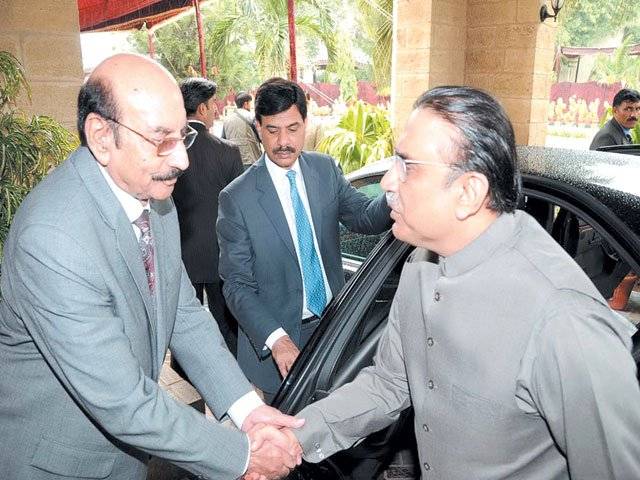Zardari calls for troops pullout from Siachen