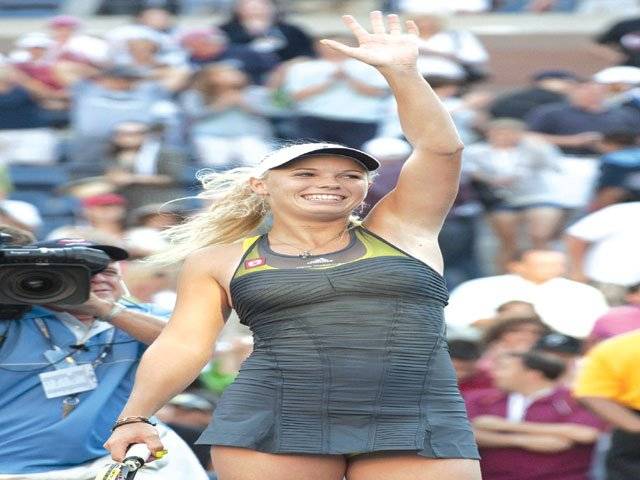 Wozniacki wallops Sharapova in battle of blondes