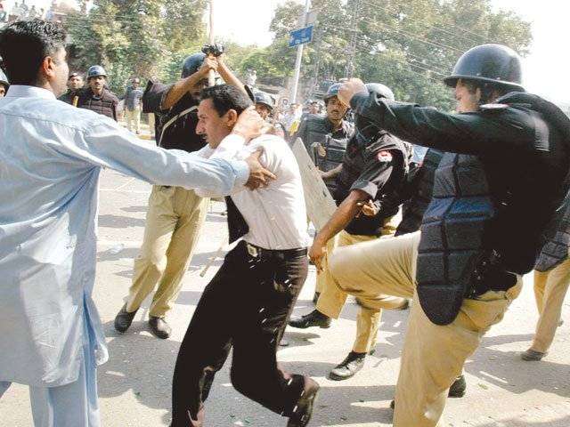 Police baton charge lawyers, arrest 30