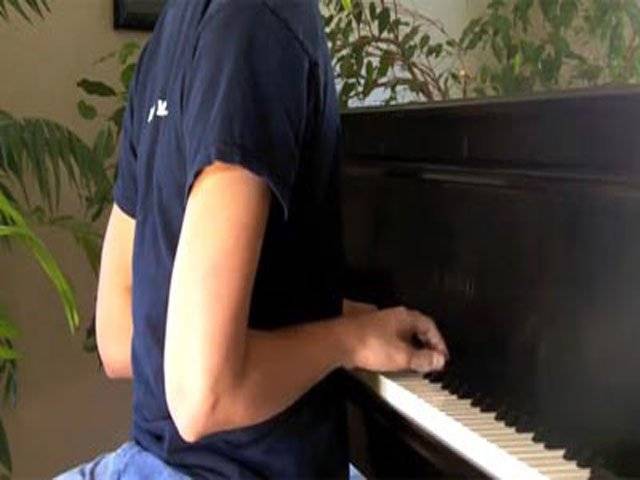 Pianist bends arms backwards