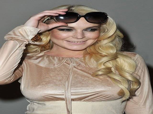 Lohan starts working in morgue
