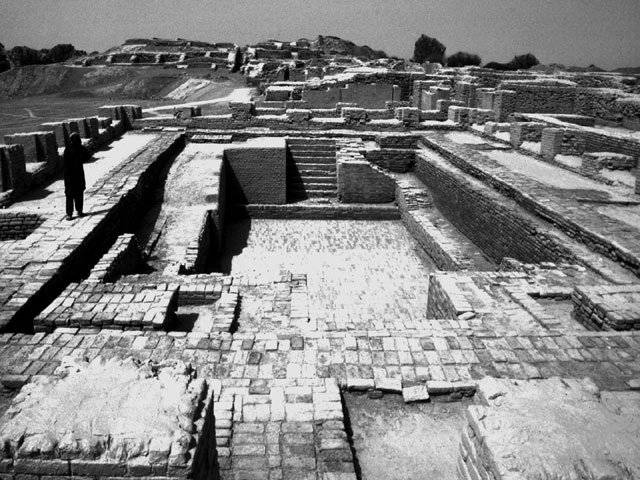 Embezzlement of funds for Mohenjodaro