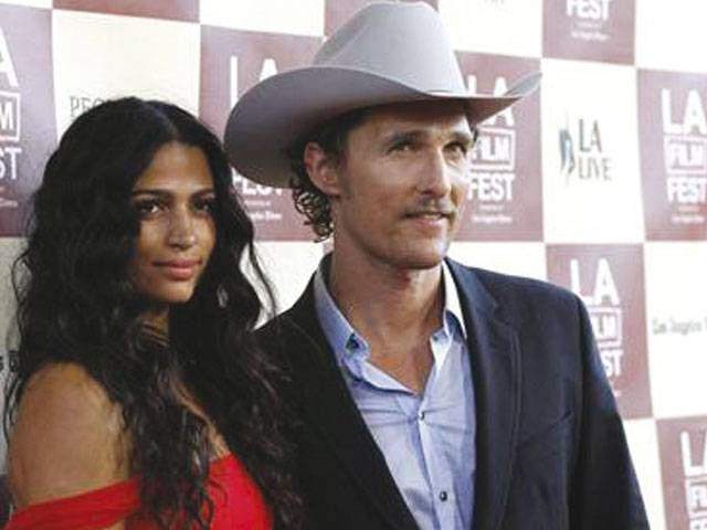 McConaughey proposes to girlfriend 