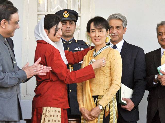 Zardari confers Benazir Award for Democracy on Suu Kyi