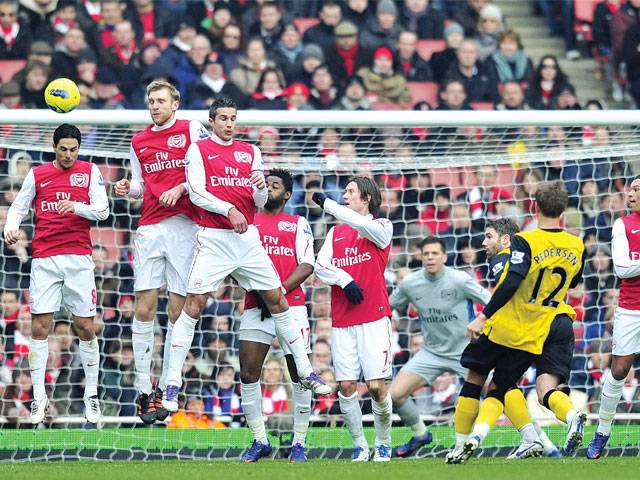 Van Persie helps Arsenal rout Rovers