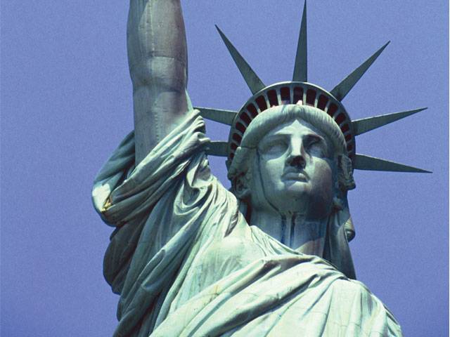 Woman falls for Statue of Liberty