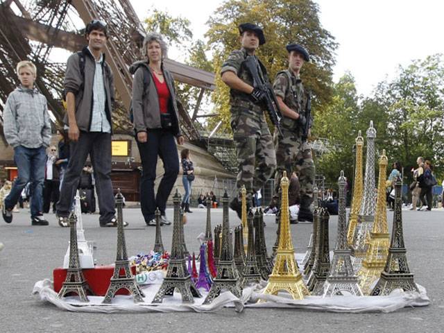 Police seize tons of mini Eiffel Towers