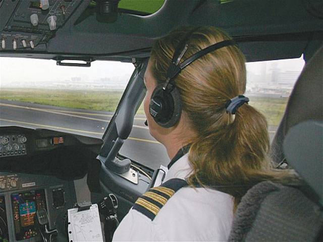 Passenger thrown off plane by female pilot