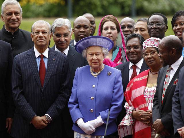 Queen attends Commonwealth lunch without ill husband