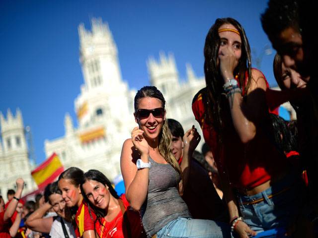 Spaniards throw giant fiesta for Euro 2012 heroes