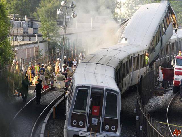 Metro train derails near Washington