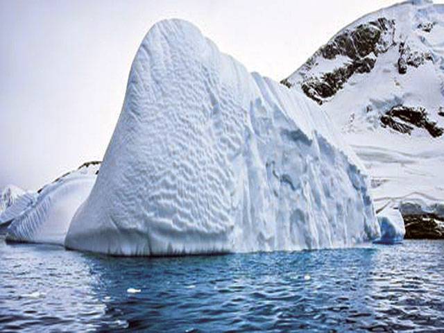 Iceberg breaks off from Greenland