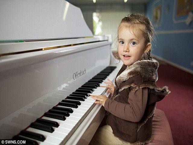 Mini Mozart, 2, performs her first piano concert