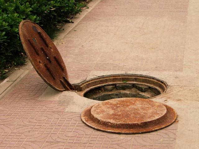 Open manholes on city roads pose grave threats