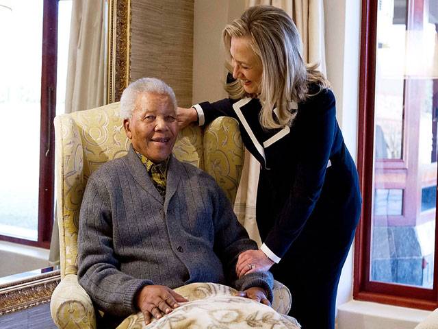 Hillary lunches with Mandela in rare visit at his home