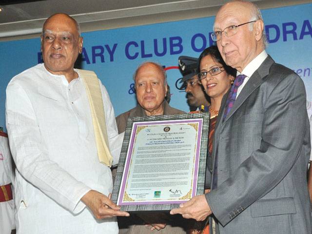 Sartaj Aziz receives award