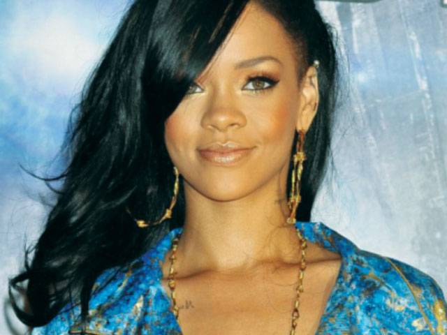 Rihanna gets worked up over-enthusiastic French fans 