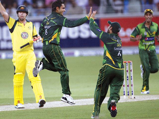 Pakistan crush Aussies in T20