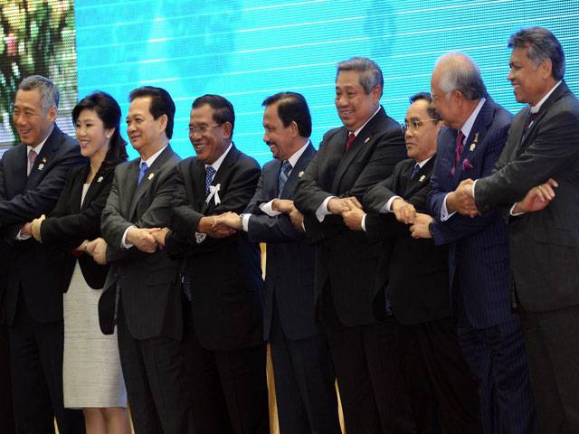 Asean leaders sign controversial rights pact