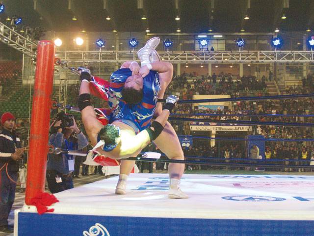 Japanese wrestlers entertain Lahorites with freestyle bouts