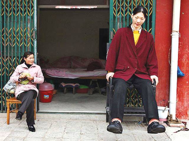 World’s tallest woman dies in China at 40