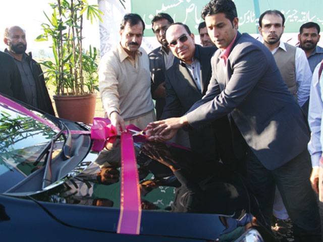 Malik Riaz presents car to world snooker champ Asif