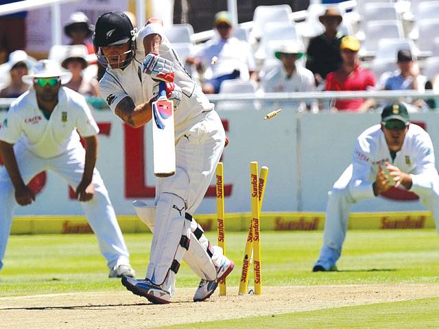 South Africa dominate after New Zealand crash