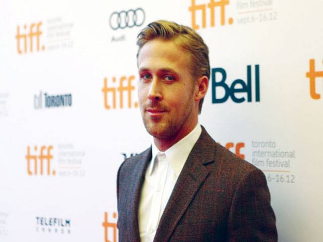 Ryan Gosling relaxes by knitting 