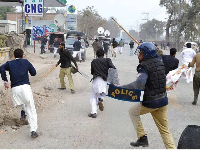 Police baton-charge, teargas protestors