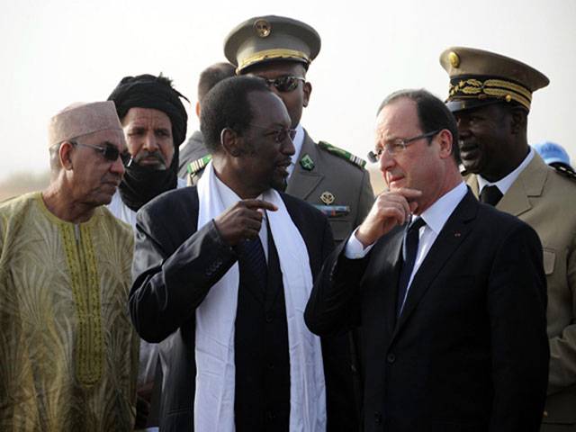 Hollande visits Mali to push for African takeover