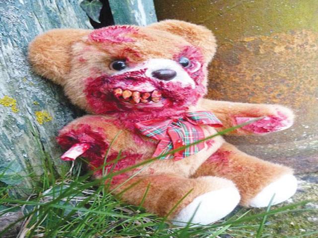 Artist creates zombie teddy bears 