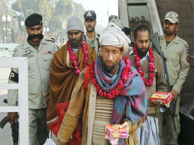 India frees three Pakistani prisoners