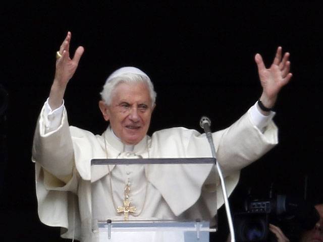 Emotional Pope celebrates final Sunday prayers