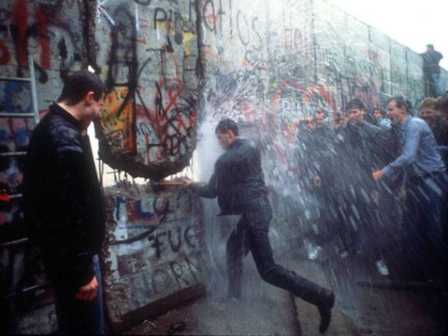 Don't tear down Berlin wall: protesters 